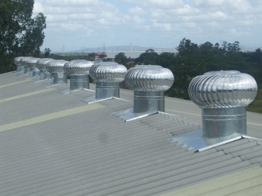 Telhado com exaustores instalados